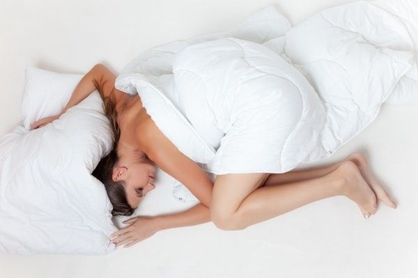 10 lợi ích của việc không mặc đồ khi ngủ