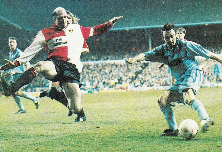 Tottenham 0 Feyenoord 0 (0-1 agg) in March 1992 at White Hart Lane. Paul Allen and Johnny Metgod in action in the Euro Cup Winners Cup Quarter Final, 2nd … | Futbol